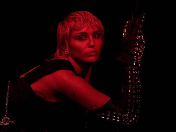 Miley Cyrus vuelve ¡con aire retro y ochentero!