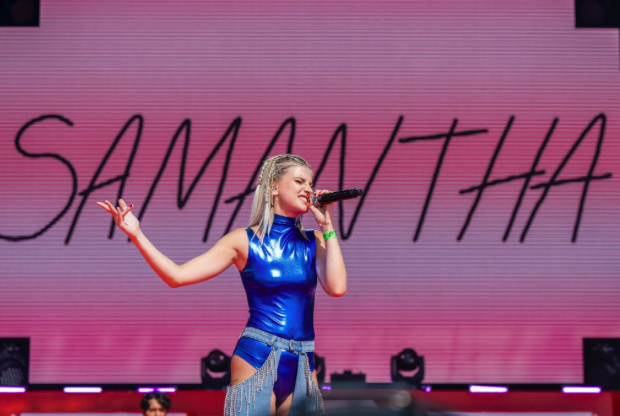 Samantha Gilabert con un traje azul durante su actuación en el Coca Cola Music Experience de Madrid/ Fuente: Nabscab