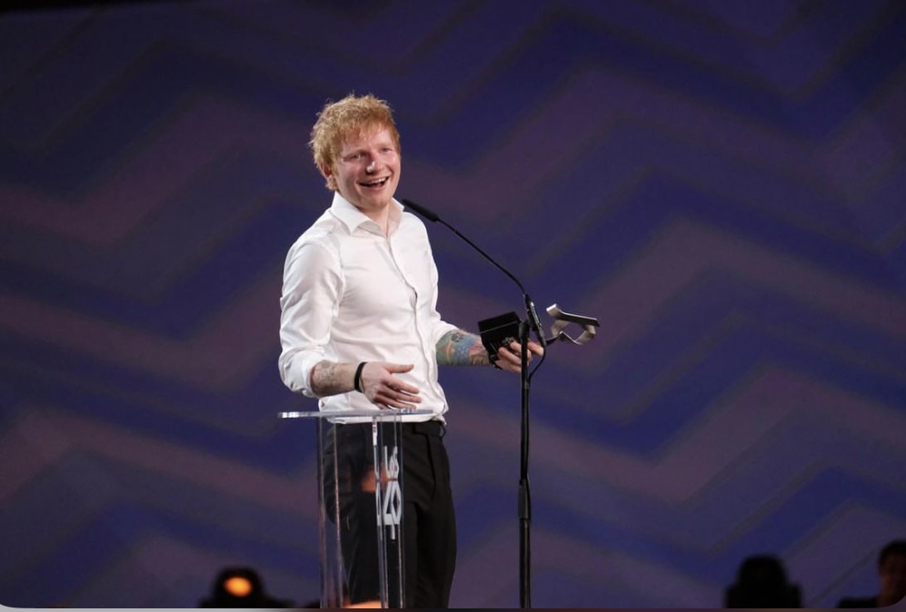 Ed Sheeran recogiendo un premio durante Los40 Music Awards 2021/ Fuente: Los40