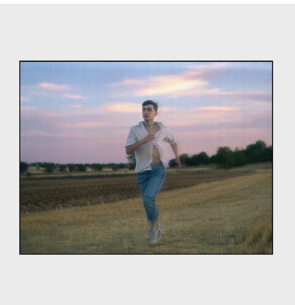 Jürgen corriendo por el campo en el videoclip de Lo que siento yo/ Fuente: @imjurgen