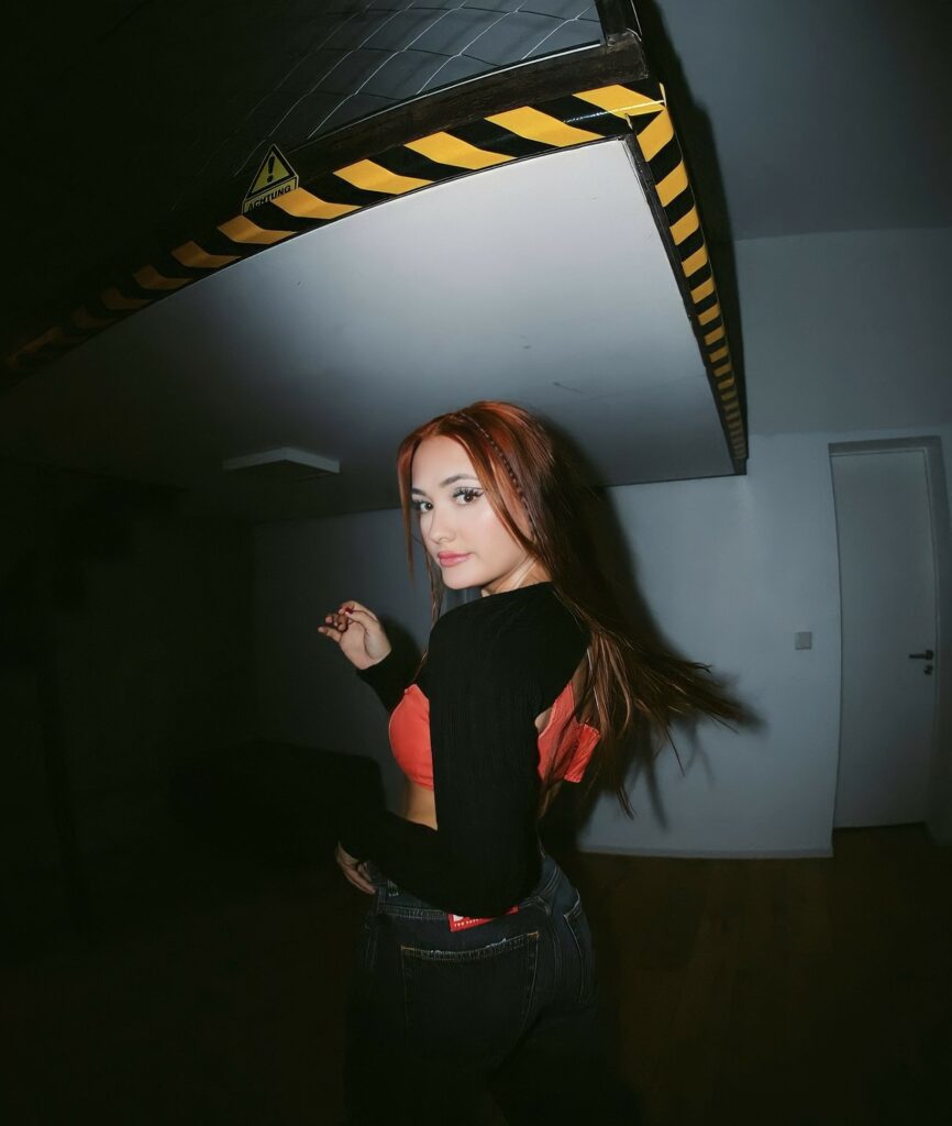 La cantante posando frente a la cámara en un fondo oscuro / Fuente: @sofiamartin
