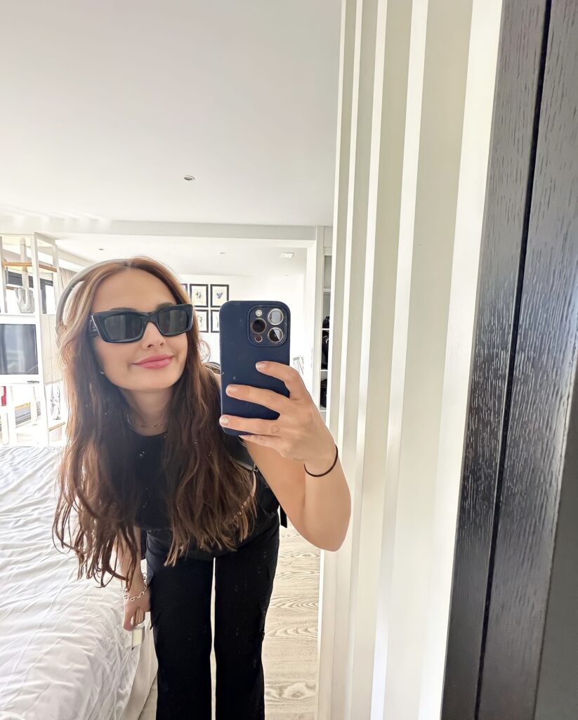 Sofía posando frente al espejo con gafas / Fuente: @sofiamartin