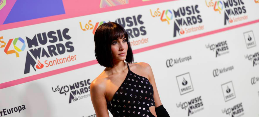 Aitana con un vestido negro durante la cena de nominados de Los 40 Music Awards 2023 / Fuente: Los 40